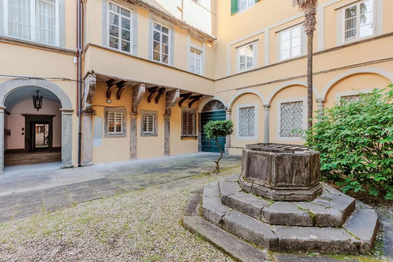 Busdraghi Studio, A Stylish Studio Along Via Fillungo ルッカ 0*,  イタリア